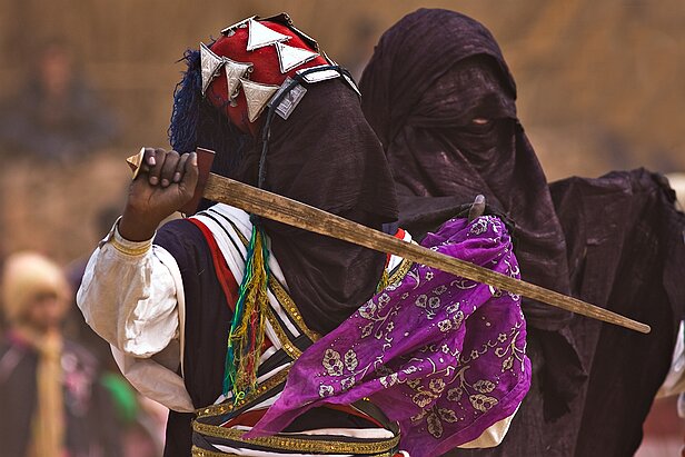 Costumes Les deux costumes masculins : La Tekoumbout au premier plan et la Tekamist, sorte de tunique trés ample aux manches trés larges, de couleur noire faite...