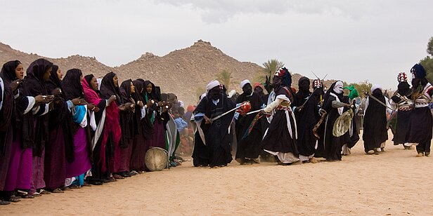 Rythme Ce rythme se mèlera bientôt aux sons d'autres tambours ainsi qu'aux voix des femmes.