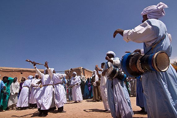tazrouk-baroud-07 Il s'agit essentiellement de danses d'hommes accompagnées de chants en arabe sur fond rythmique de tambours. Une des plus célèbres est est cette 