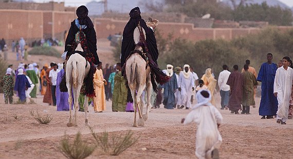 tazrouk-16 mais quelques uns en chameau .... .... A l'origine, il s'agissait d'une réunion qui se tenait pour célébrer le départ de la caravane de Moulay Abdallah vers le...