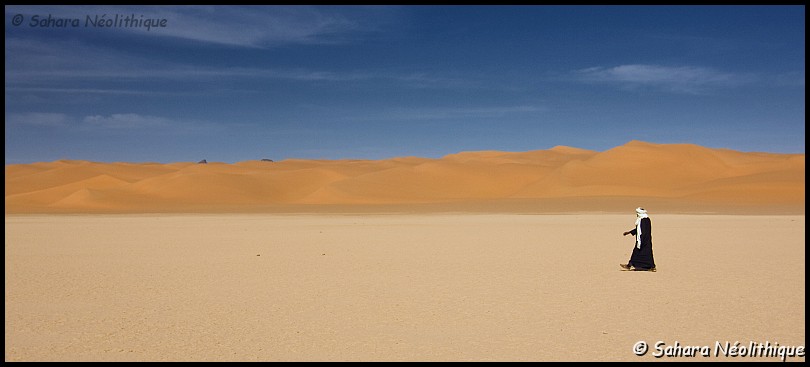 alidemma-24.jpg - Arrivée dans le cuvette d'Aman Sammedni, ce qui signifie "l'eau froide". Il y a d'ailleurs une guelta, sèche, dans le fond de la cuvette.
