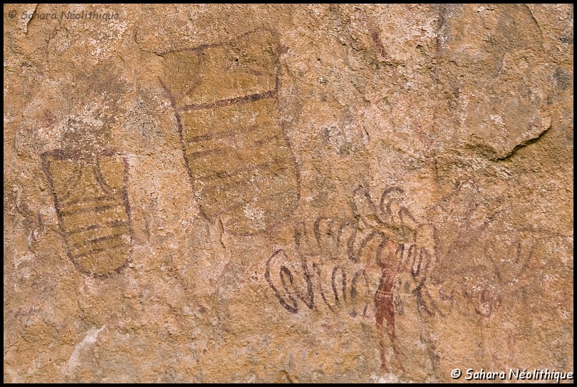 alidemma-26.jpg - Des représentations de masques dans l'abri de Menkhor. Elles peuvent être rattachée à l'école des "têtes rondes". Une des extensions les plus isolées de ce style.