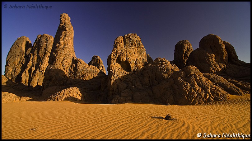 alidemma-6.jpg - Le tassili N'Ajjer se prolonge à l'est par un autre plateau, la Tadrart. Une partie de ce plateau est bien connue, il s'agit de la "tadrart rouge".  Mais il existe plus au sud, non loin des frontières avec la Libye et le Niger, des zones encore très peu connues et peu fréquentés qui offrent de magnifiques paysages ainsi que quelques sites d'art rupestre très interessants.