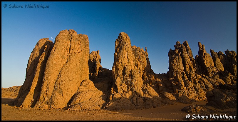 alidemma-7.jpg - Les roches sont travaillées et sculptées par l'eau et le vent jusqu'à construire cette etonnante architecture que l'on appelle "forêts de pierre".