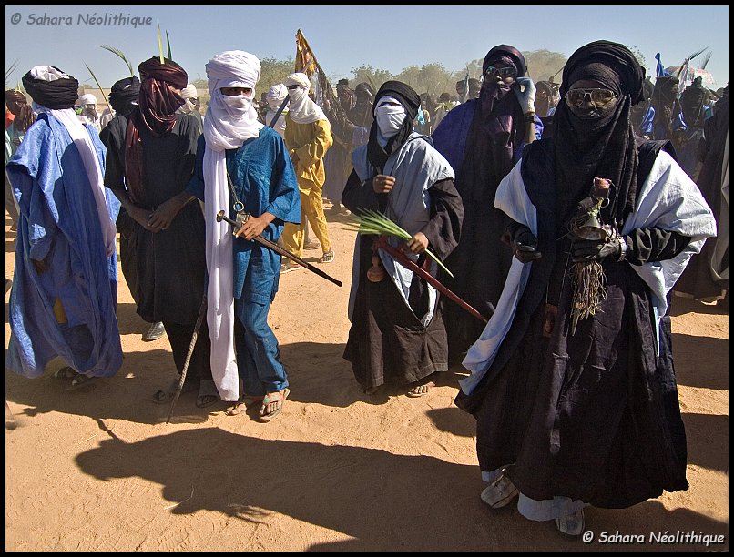 bianou-4e1.jpg - Même les vieux esquissent ce jour là des pas de danse.