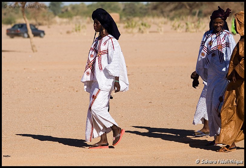 bianou-5b.jpg - Les femmes et les filles portent de jolies blouse blanches brodées de fil rouge.