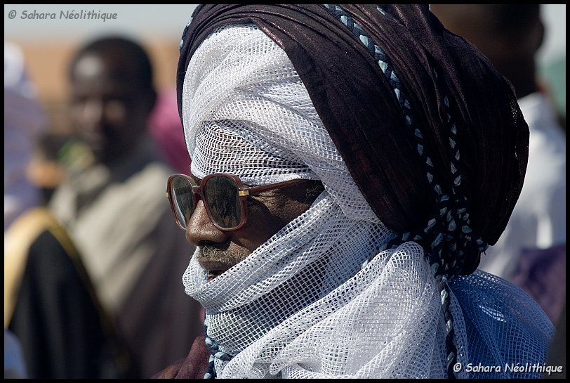 bianou-6a.jpg - On arbore les plus beaux turbans ou taguelmust teinté à l' indigo.