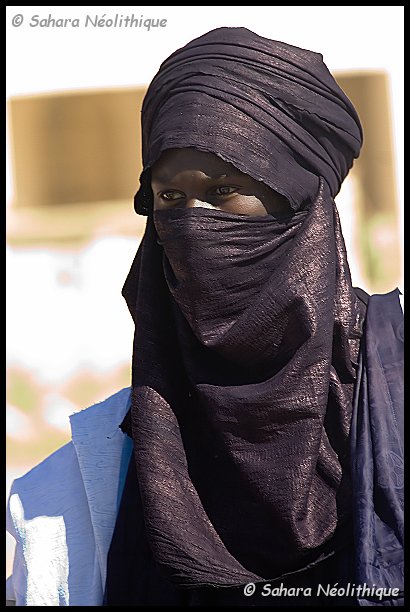 bianou-6b.jpg - Le tissu est écrasé dans la pulpe d'indigo. Cette teinte à sec produit cet effet lustrant.