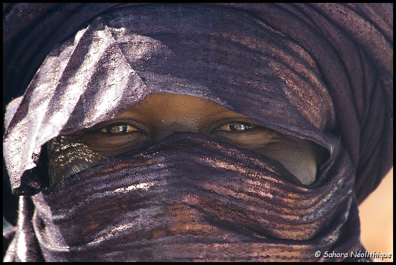 bianou-6c.jpg - L'indigo à tendance à déteindre ce qui donne cette couleur bleue à la peau : "les hommes bleus" .....