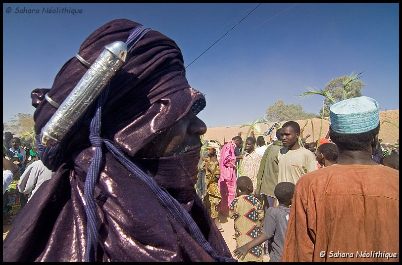 bianou-6e.jpg - La boite cylindrique attachée au turban est un talisman contenant des versets du Coran.