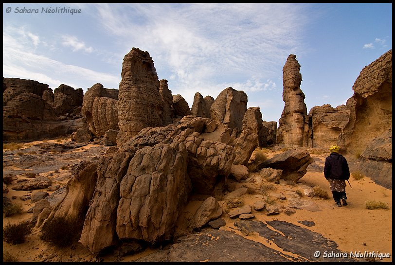 jabbaren-09.jpg - La forêt de pierres de Jabbaren, sur le plateau de Tamrit au dessus de Djanet dans le sud de l'Algérie, abrite un des plus grand musée à ciel ouvert du monde. Des milliers de peintures et de gravures se dissimulent sous les nombreux abris créés par l'érosion. Les spécialistes de la préhistoire du Sahara ont encore beaucoup de mal à se mettre d'accord sur les origines et les datations de ces oeuvres rupestres.