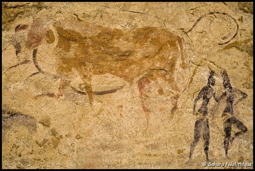 jabbaren-11.jpg - Fresque "le boeuf à l'Hydre". Cette scène représente peut être une cérémonie qui associe un taureau à des jeunes filles qui dansent. Une grosse majorité des scènes rupestres de Jabbaren illustre cette civilisation des pasteurs.