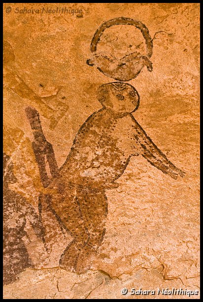 jabbaren-17.jpg - Détails. Panier sur la tête et bandes de points ornementaux, peut être des tatouages.