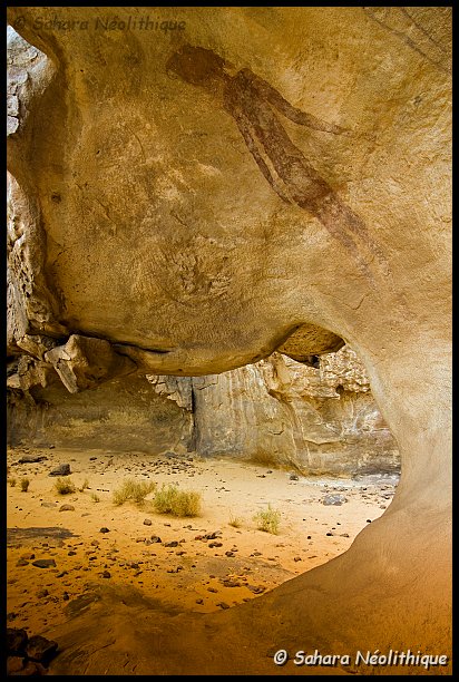 jabbaren-38.jpg - "L'abyssin" ou "Le peul". Noms donnés à cette peinture à cause de certaines ressemblances avec des peuples  de la corne de l'Afrique. Il s'agit simplement d'un "Tassilien", personnage sans doute de haut rang pour être peint dans cet qui peut être considére comme un sanctuaire dans le dédale des forêts de pierre de Jabbaren.