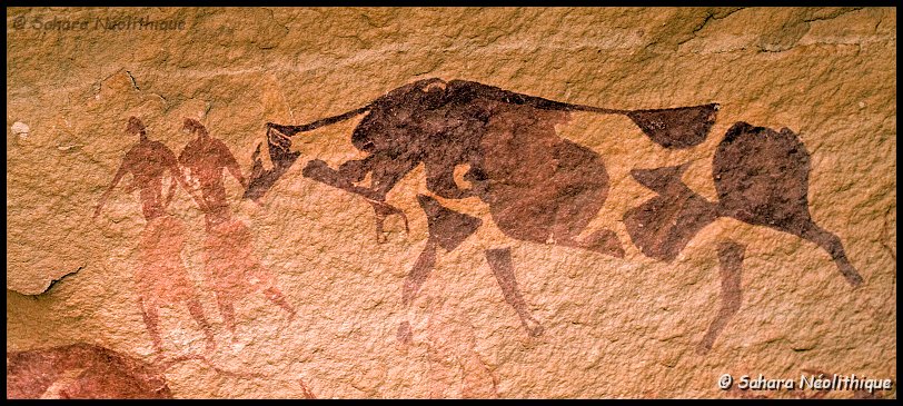 jabbaren-41.jpg - Dans l'état actuel des connaissances on peut admettre que l' art rupestre saharien s'est développé lorsque le Sahara connaissait sa dernière grande période humide. Les écoles les plus anciennes seraient l' oeuvre de différents groupes culturels, chacun avec son style propre, mais qui avaient élaboré une haute civilisation pastorale. Les bovins ont tellement marqué les scientifiques (il y a en au moins 6 000 sur le seul site de jabbaren) qu'ils les ont utilisé pour denommer leurs classifications (écoles  périodes bovidienne).