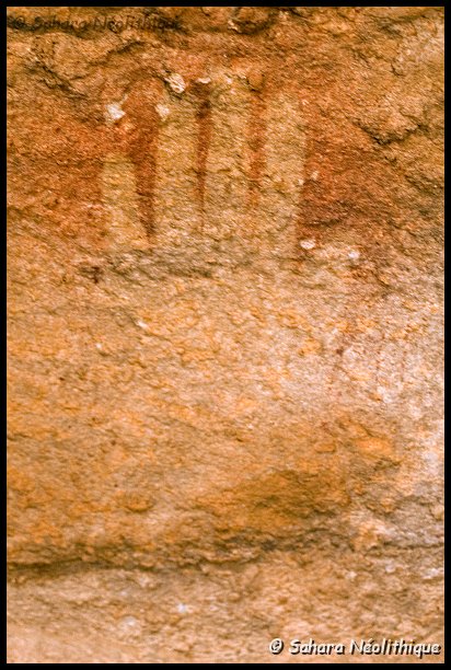 jabbaren-60.jpg - Les mains sont présentent dans les sites d'art rupestre du monde entier. Sur le tassili, la plupart sont des mains négatives, obtenues en pulvérisant, certainement avec la bouche, une solution colorante sur la main posée contre la paroi.