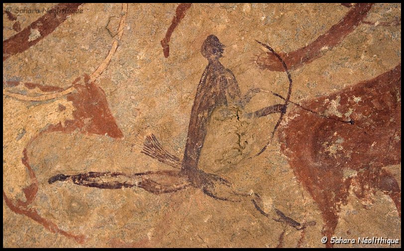jabbaren-64.jpg - L'archer est représenté dans des attitudes les plus surprennantes. Il ne semble pas être soumis aux lois de la pesanteur, il court, il saute, il vole même .... L'archer brandissant son arme accompagne souvent des groupes de persoonages et de bovidés en marche.