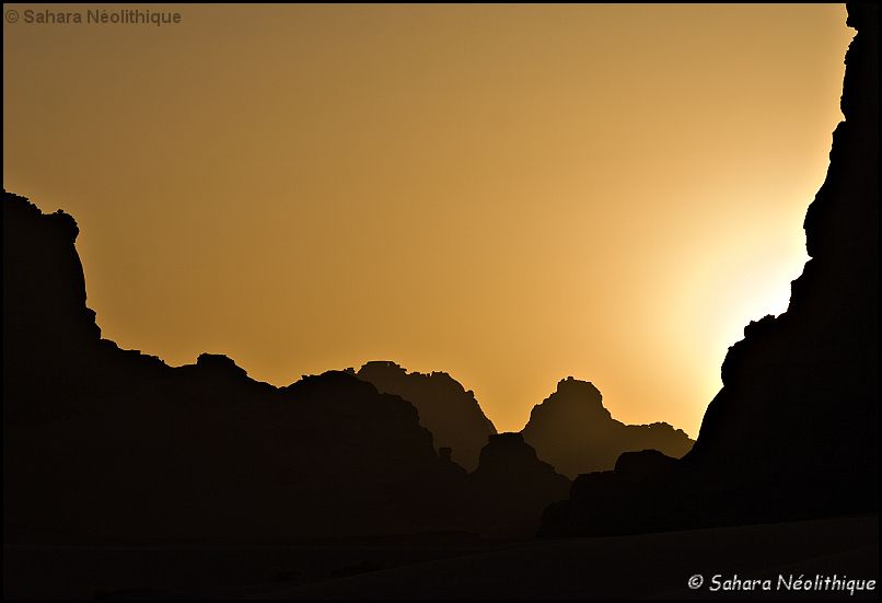 350d-IMG_2521a.jpg - Moul n'Naga. Après le coucher du solei, le territoire devient celui des "Djenouns", les "Kel Essuf, génies du vide et de la solitude.