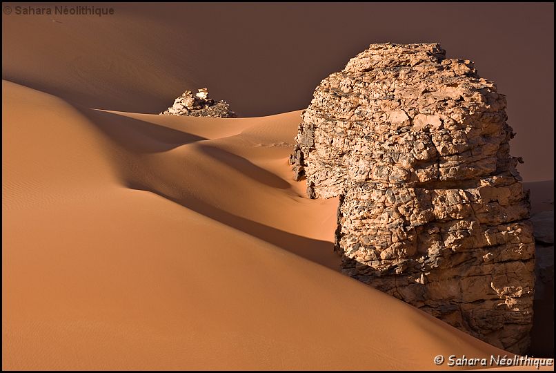 40d-IMG_4129a.jpg - En Tadrart, les reliefs déjà originaux, sont envahis et enrobés par les coulées envahissantes des dunes.