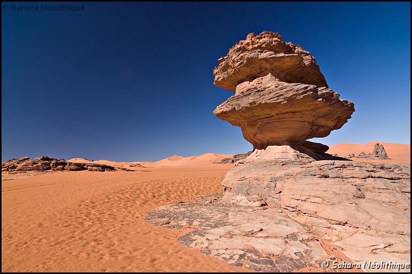 40d-IMG_4189a.jpg - Structure à l'entrée du cirque de Tin Merzouga.