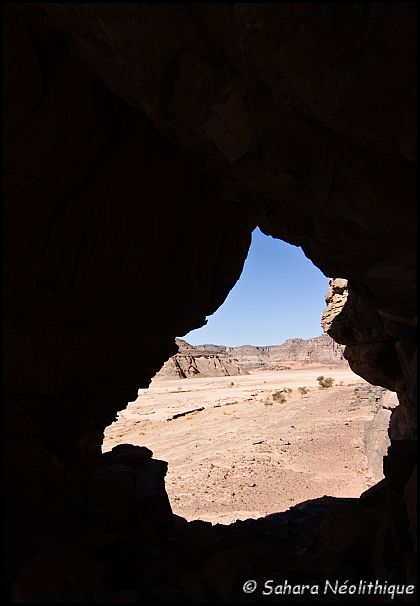 IMG_3891a.jpg - Certainement la plus belle région du Tassili mais aujourd'hui la plus aride. Dès le début des années 1900, on décrit la Tadrat comme une région pratiquement abandonnée par ses habitants, les touaregs Ajjer Imeqqarghassen.