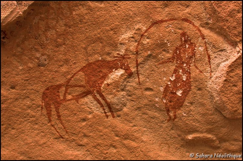 IMG_4171a.jpg - La Tadrart  fut particulièrement fréquentée à toutes les époques du Néolithique. Ses nombreux oueds étaient appréciés des pasteurs qui ont laissés de nombreuses traces de leur passage.

L' art rupestre se localise essentiellement au niveau de l' ouverture de l' oued In Djaren et à l' entrée de ses principaux affluents qui étaient au Néolithique les principaux axes de circulation mais aussi les principaux lieux de pâturage des troupeaux.

