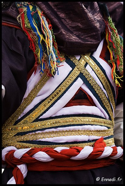 sebeiba-03.jpg - La tunique, sorte de baudrier croisé que l'on retrouve sur les peintures rupestres du Tassili.