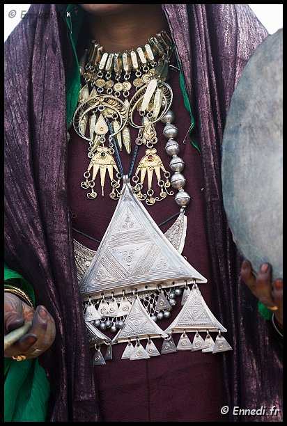sebeiba-04.jpg - Les femmes portent de nombreux bijoux. Au cou, la cha'riya d'argent trempée dans de l'or, sur la poitrine, le volumineux takardé composé de triangles.