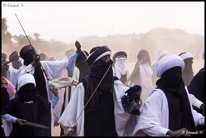 sebeiba-07.jpg - Aucune négligence n'est tolérée qui pourrait causer une anomalie dans la composition des costumes. Il est interdit de pénétrer dans l'espace circulaire (agay) avec un habit ordinaire. Aussi les deux tuniques sont exigées ou encore des tuniques en soie blanche et bleu, blanche et verte. La tête et la partie supérieur du corps sont recouvertes d'aléchou, ou d'une soie blanche.