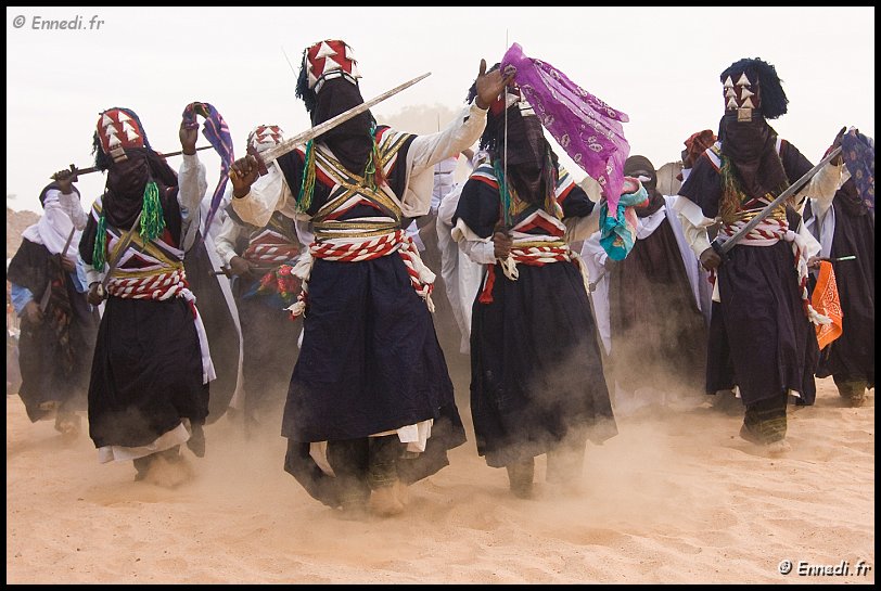 sebeiba-09.jpg - Dans l'Ajjer, la manifestation la plus célèbre est celle de la sebeiba organisé par les sédentaires de cette région, notamment les kel Djanet. La Sebeiba est une véritable institution dont l'organisation annuelle à l'occasion de l'Achoura mobilise toute la région.