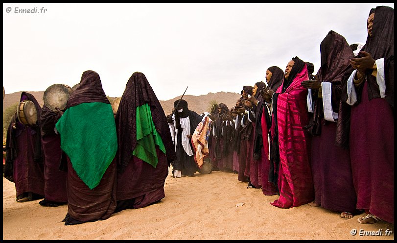 sebeiba-12.jpg - Les joueuses de ganga lèvent haut leur tambour, le rythme s'installe, l'effet d'entrainement est intense.