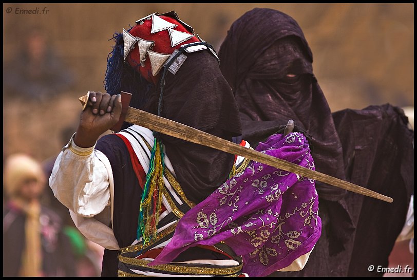 sebeiba-13.jpg - Les deux costumes masculins : La Tekoumbout au premier plan et la Tekamist, sorte de tunique très ample aux manches très larges, de couleur noire faite d'aléchou ou de kora. Les deux tissus sont d'une qualité supérieure et confèrent à ceux qui les portent honneur et renommée.