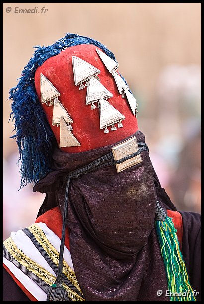 sebeiba-14.jpg - La Tekoumbout ou Tekoumba : coiffe rouge dont le sommet est paré d'un grand nombre de fils retombant en arrière. Etant donné son importance, ce nom est attribué à l'ensemble de l'habit masque.