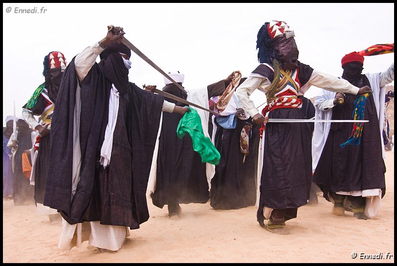 sebeiba-20.jpg - Les origines de ce rituel remonte à la nuit des temps. Selon la tradition locale une guerre fraticide opposait deux tribus du Tassili N'Ajjer. Ce n'est qu'en apprenant la victoire de Moise sur Pharaon qu'ils consentirent à mettre fin au conflit et scéllèrent un pacte de paix. Devenue une fête mythique, sa célébration intervient pour conduire, encore une fois, ce pacte de paix. 