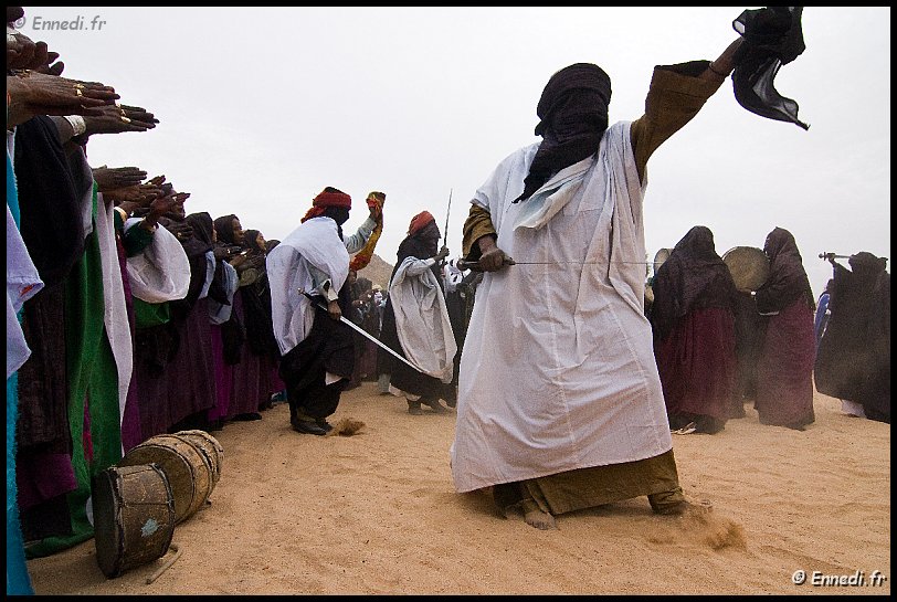 sebeiba-22.jpg - brandissant parallèlement épées et foulards féminins aux couleurs multiples, symboles de guerre et de paix ......