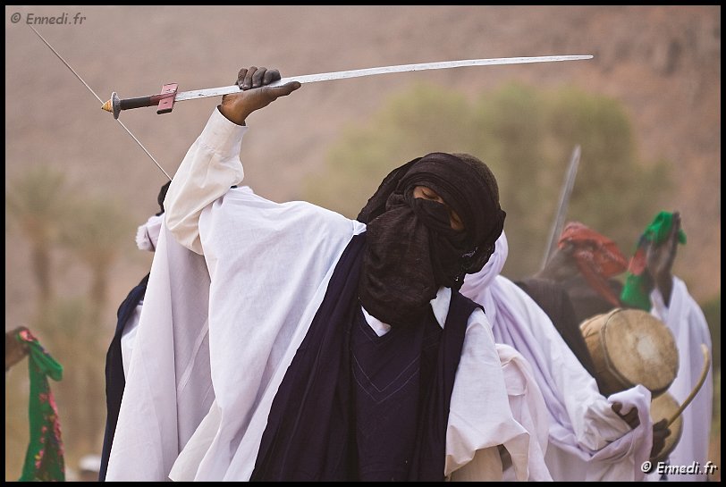 sebeiba-26.jpg - Les danseurs, emportés par le rythme et les voix féminines peuvent entrer en transe.