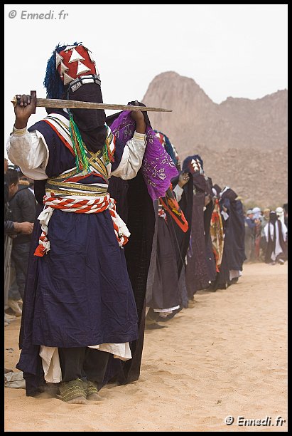sebeiba-31.jpg - La fête de la Sebeiba est célébrée par les groupes des deux Ksars (quartiers) de Zellouaz et El Mihân. Les préparatifs durent 8 jours. C'est l'occasion de préparer la Sebeiba dans toutes ses manifestations : chorale, danse, rythme et voix. Il s'agit d'une véritable initiation afin d'atteindre la plus parfaite harmonie.La fête a lieu le dixième jour, 