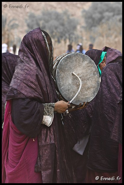 sebeiba-33.jpg - Le ganga est un élément essentiel de la Sebeiba. C'est un tambour à deux peaux étirées autour d'un cadre en bois de forme circulaire. Les femmes le tiennent dans une main et le frappe à l'aide d'une baguette en bois.