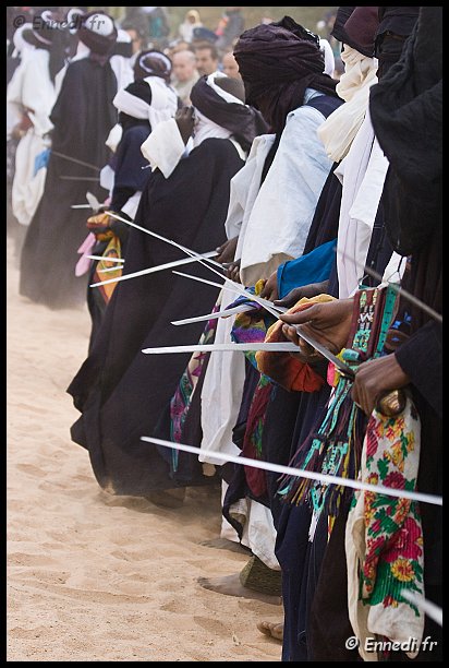 sebeiba-34.jpg - La phase areleï-nawareï : les danseurs de Zellouaz et d'El Mihân dansent sur un rythme lent en croisant leurs épées. Elles forment une croix qui figuren les 4 saisons et symbolise le renouvellement du cycle annuel.