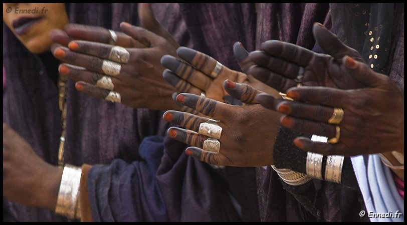 sebeiba-38.jpg - Sans oublier les différentes bagues glissées  à chaque doigt.