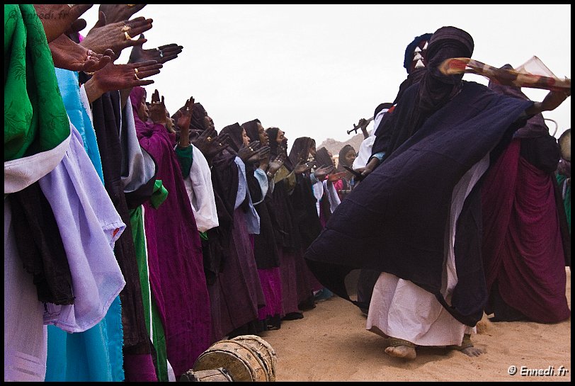sebeiba-44.jpg - L'espace festif se délimite avec la formation de l'agay, les femmes se disposant en demi cercle.