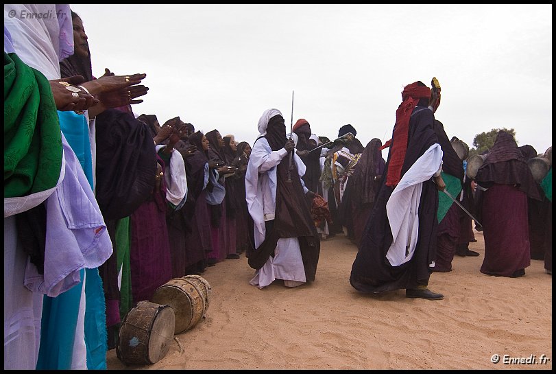 sebeiba-45.jpg - Elle donne lieu à une rencontre entre les danseurs d'El Mihân et ceux de Zelouaz, deux quartiers de Djanet. Les deux parties forment un cercle au miieu duquel les femmes exécutent des chants à la gloire des guerriers ou de héros célèbres. La fête est aussi une forme de compétition entre les deux groupes : la gloire est à celui qui aura exibé les plus beaux habits et le plus grand nombre d'atours.