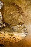 "L'abyssin" ou "Le peul"  "L'abyssin" ou "Le peul". Noms donnés à cette peinture à cause de certaines ressemblances avec des peuples  de la corne de l'Afrique. Il s'agit simplement d'un "Tassilien", personnage sans doute de haut rang pour être peint dans cet abri qui peut être considéré comme un sanctuaire dans le dédale des forêts de pierre de Jabbaren. : djanet sebeiba jabbaren