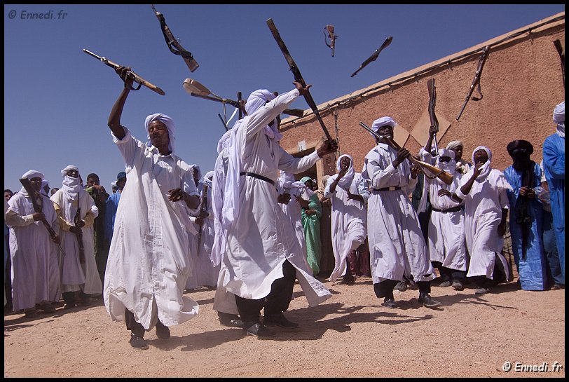 tazrouk-baroud-01.jpg - Il s’agit d’une danse pratiquée en groupe, en cercle ou en file indienne, au son des tambours, chaque participant brandissant un fusil et scandant une succession de mots mêlant sacré et profane