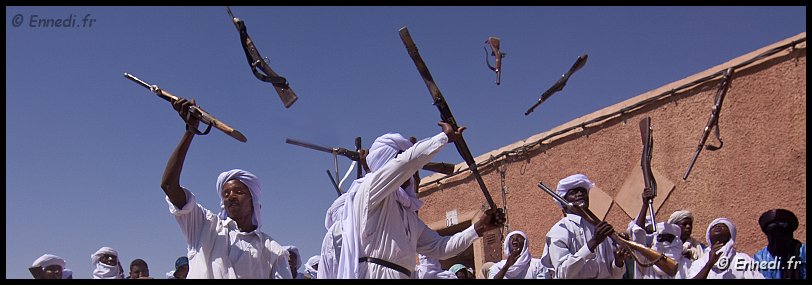 tazrouk-baroud-02.jpg - Les fusils volent ......