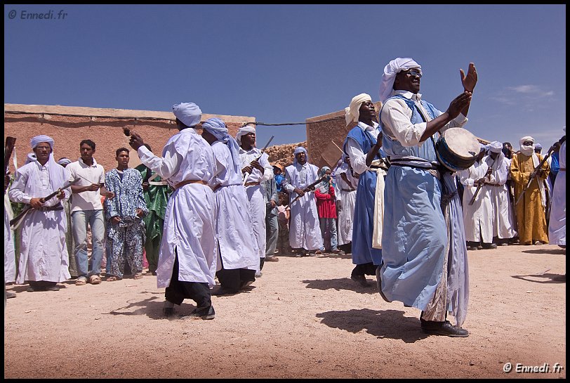 tazrouk-baroud-05.jpg - Leur venue introduit dans le Hoggar des genres musicaux propres à leur région d'origine qui vont s'intégrer à la vie musicale collective.