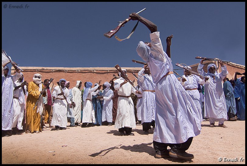 tazrouk-baroud-06.jpg - Après une nuit de musique et la prière au mausolée de Moulay Abdallah le vendredi matin, tout le monde se retouve dans le centre du village pour  "le baroud" ou la danse aux fusils ....