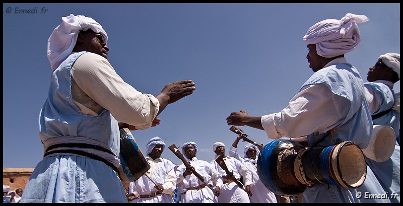 tazrouk-baroud-08.jpg - Le rythme endiablé des percussions.