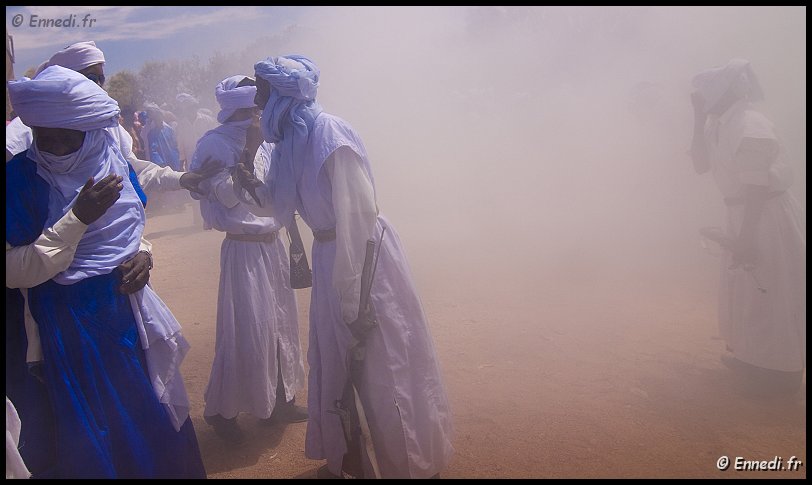 tazrouk-baroud-09.jpg - Au plus fort de l’excitation collective, les fusils sont déchargés simultanément, dans une synchronisation parfaite quand le baroud est réussi, sous les youyous et les acclamations des spectateurs.