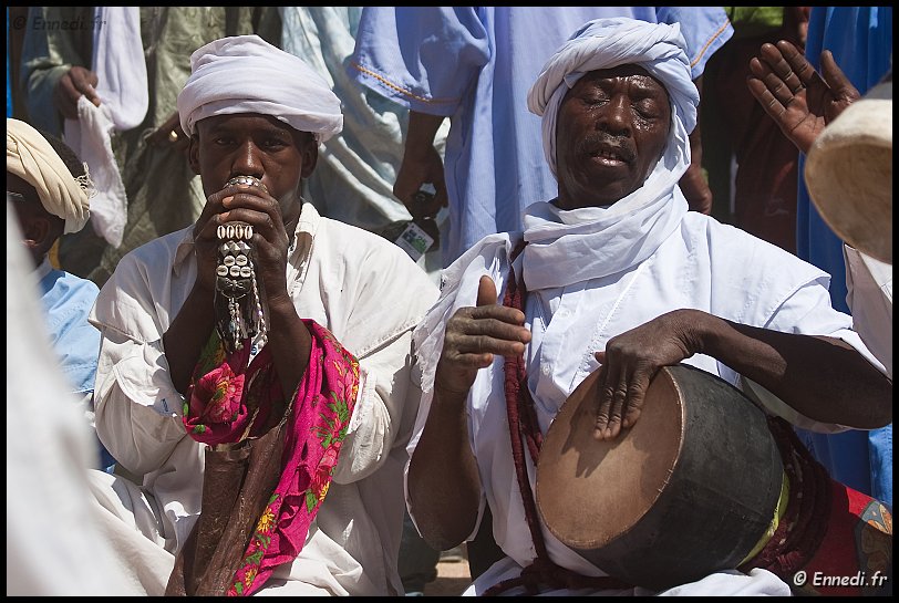 tazrouk-baroud-11.jpg - Le joueur de "tazammart". C'est une clarinette traditionnelle. Initialement elle était faite de l'écorce d'une racine d'arbre évidée. Mais ces dernières années on assiste à la généralisation d'intruments en métal. La tazammart est jouée exclusivement par les hommes.